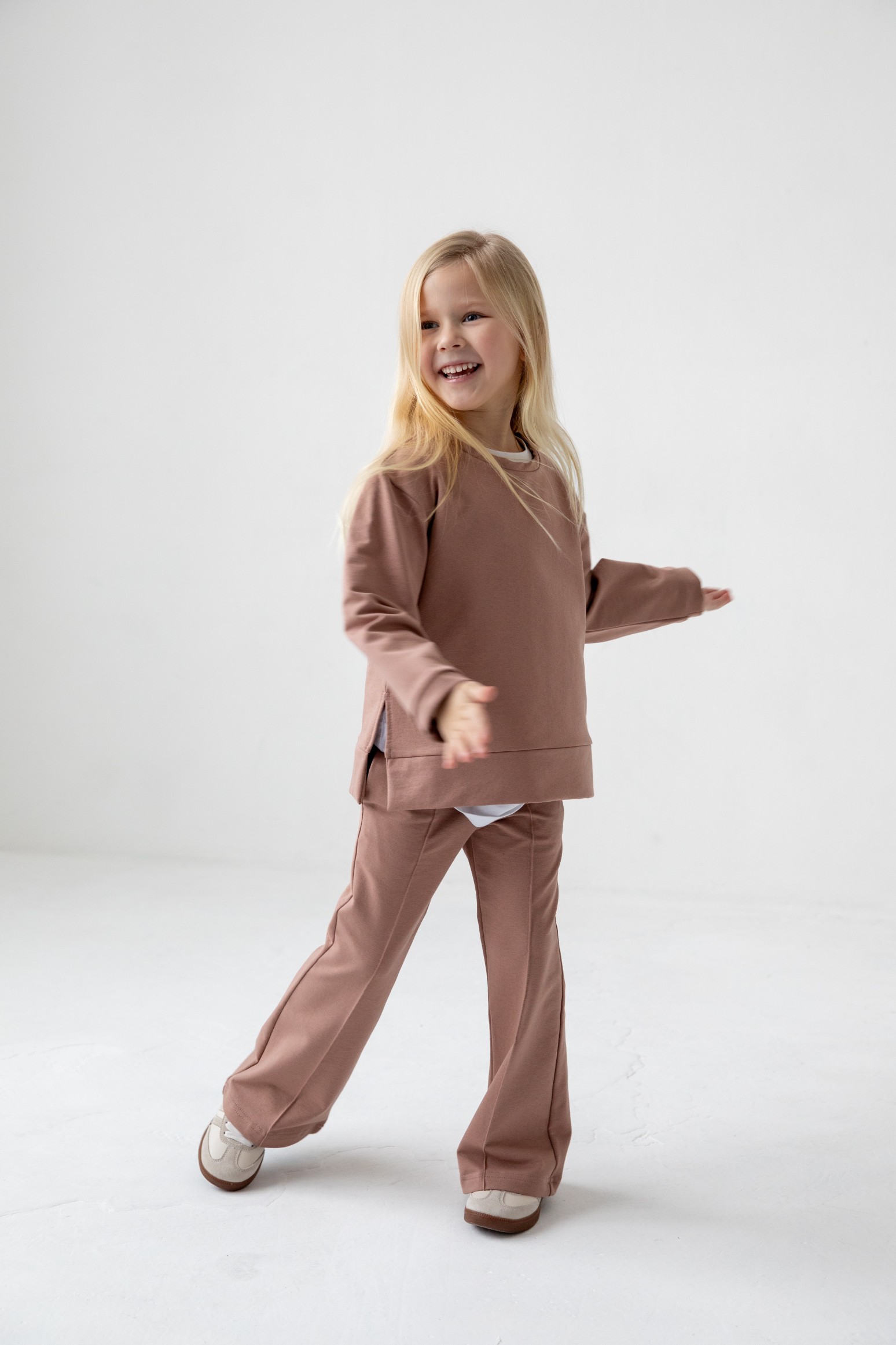 Комплект лонгслив с разрезами и брюки с декоративным швом