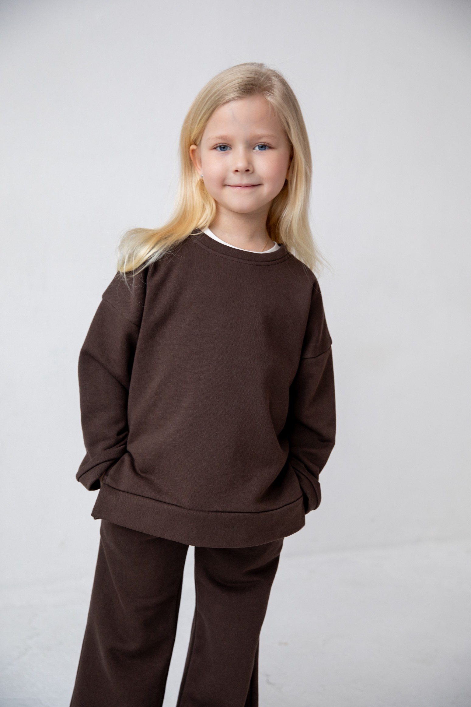 Костюм толстовка с разрезами и прямые брюки