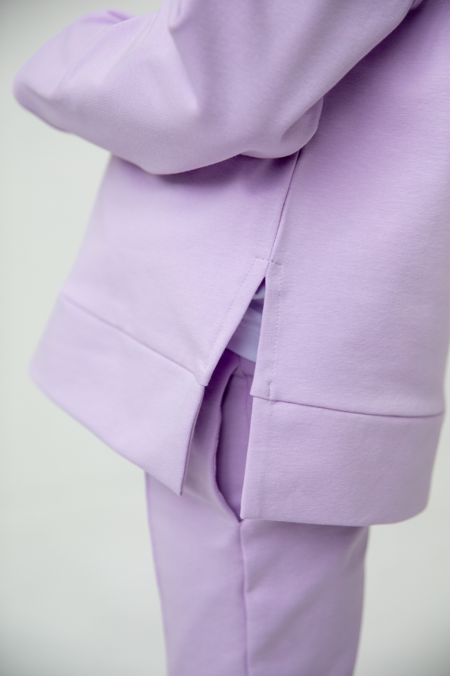 Комплект лонгслив с разрезами и брюки с декоративным швом