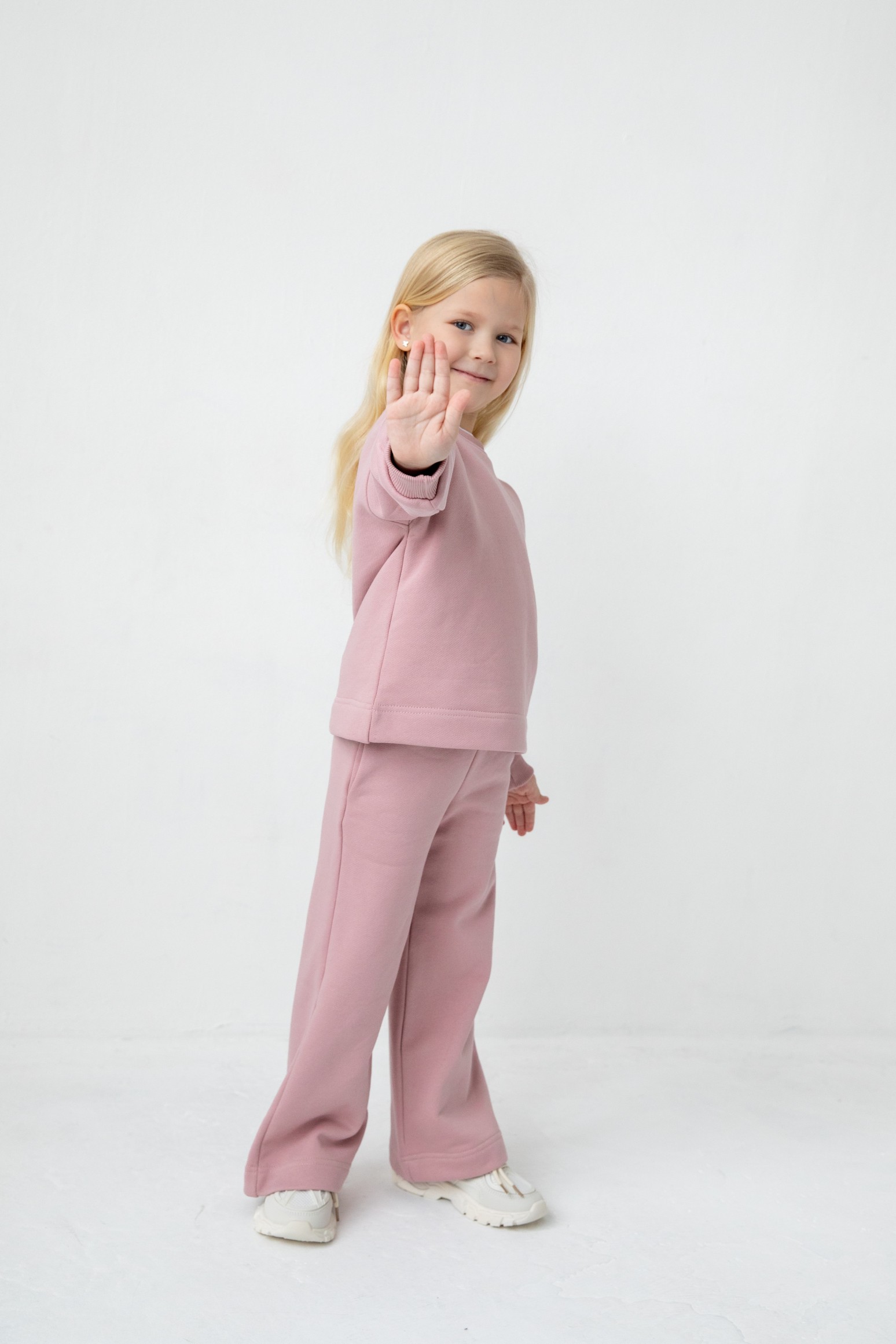 Костюм толстовка и прямые брюки