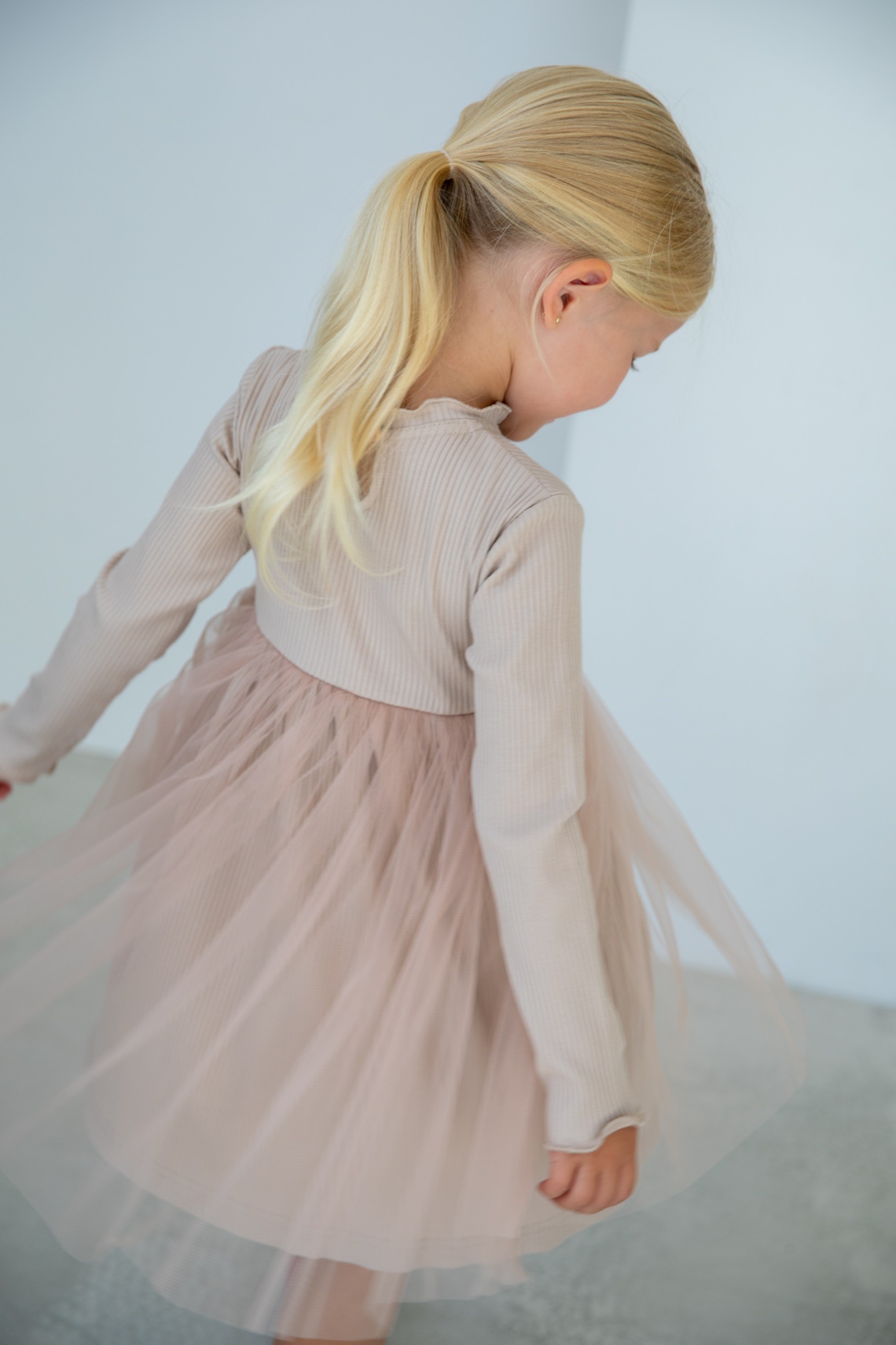 Платье из трикотажа с фатином