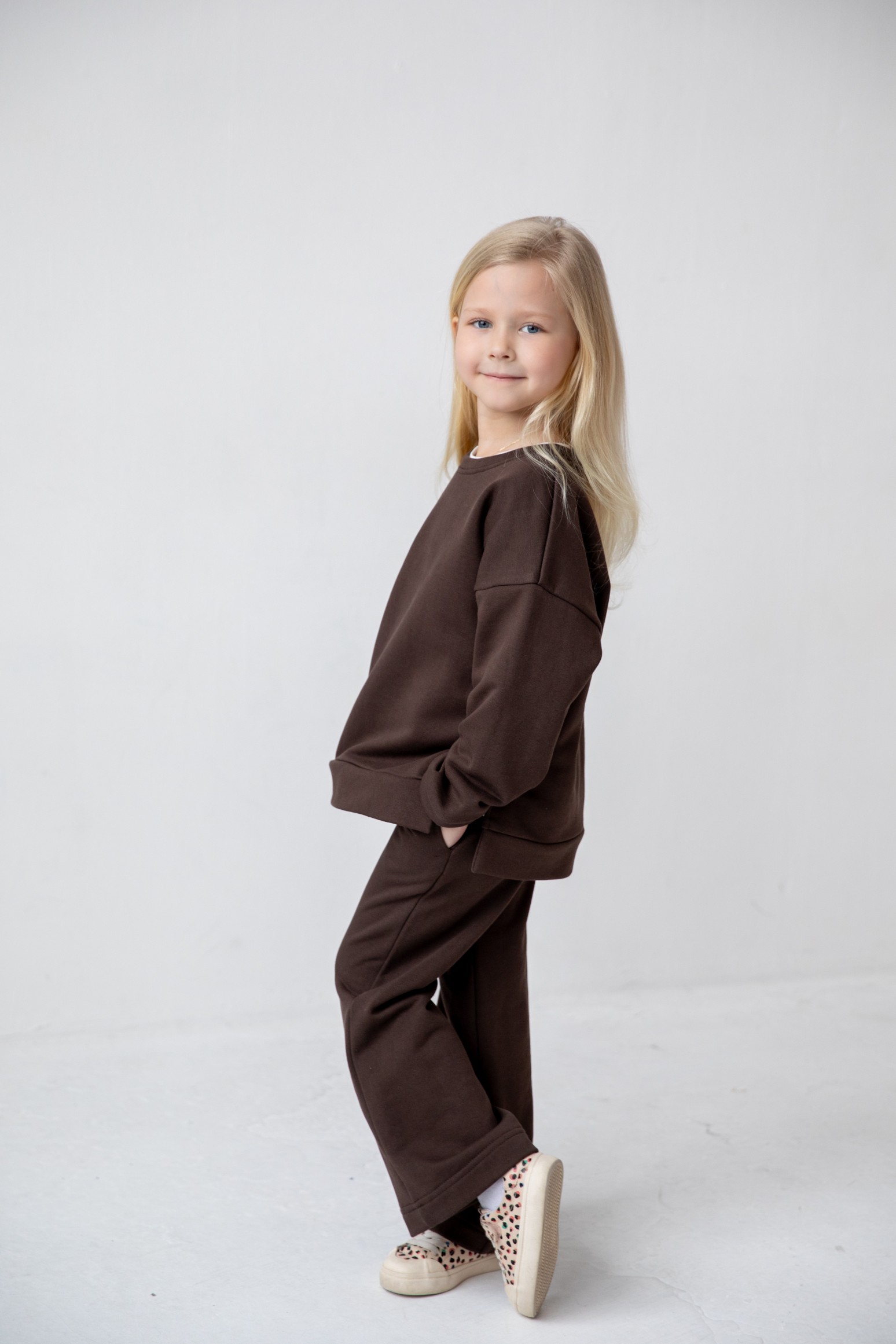 Костюм толстовка с разрезами и прямые брюки