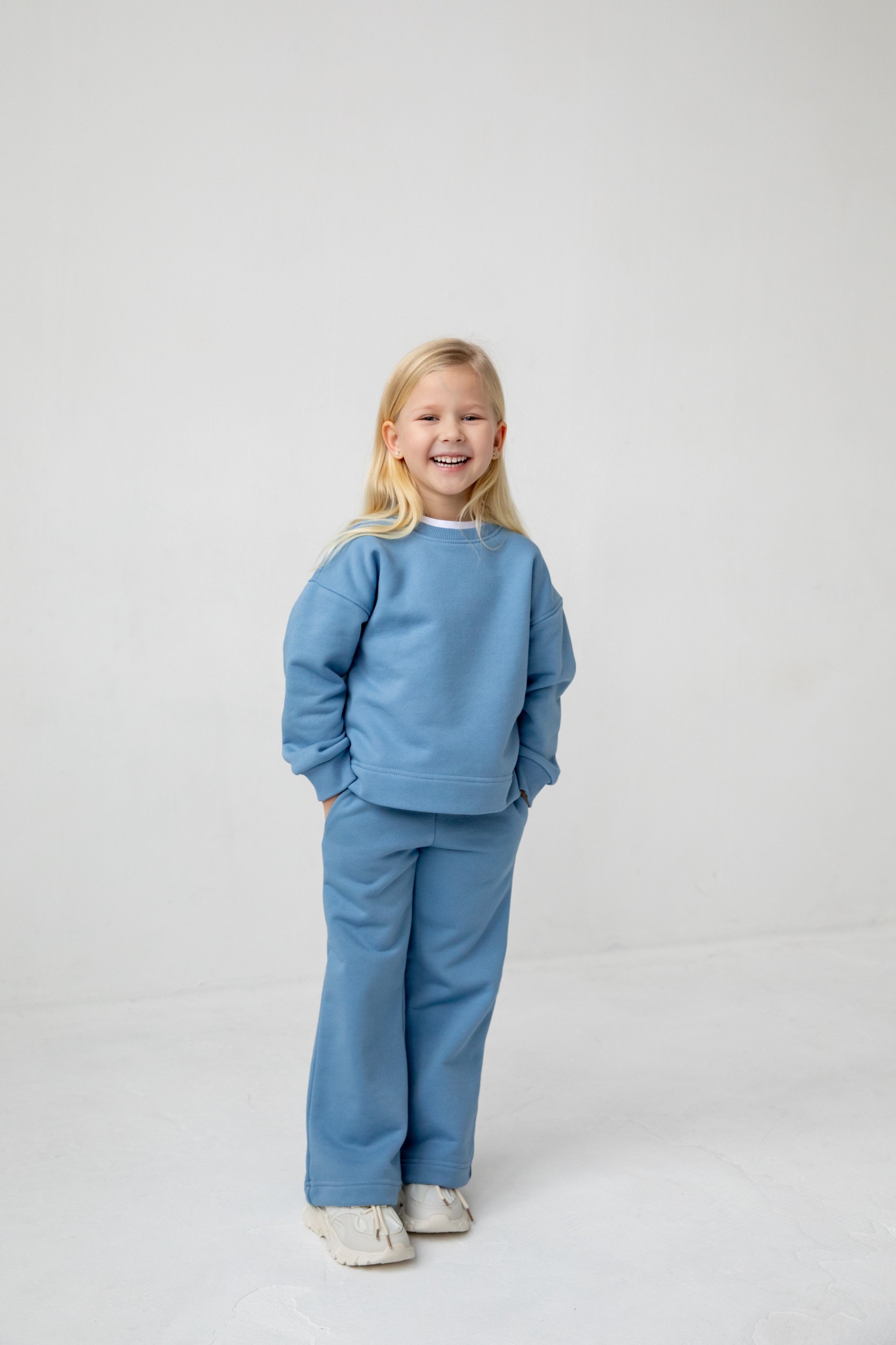 Костюм толстовка и прямые брюки