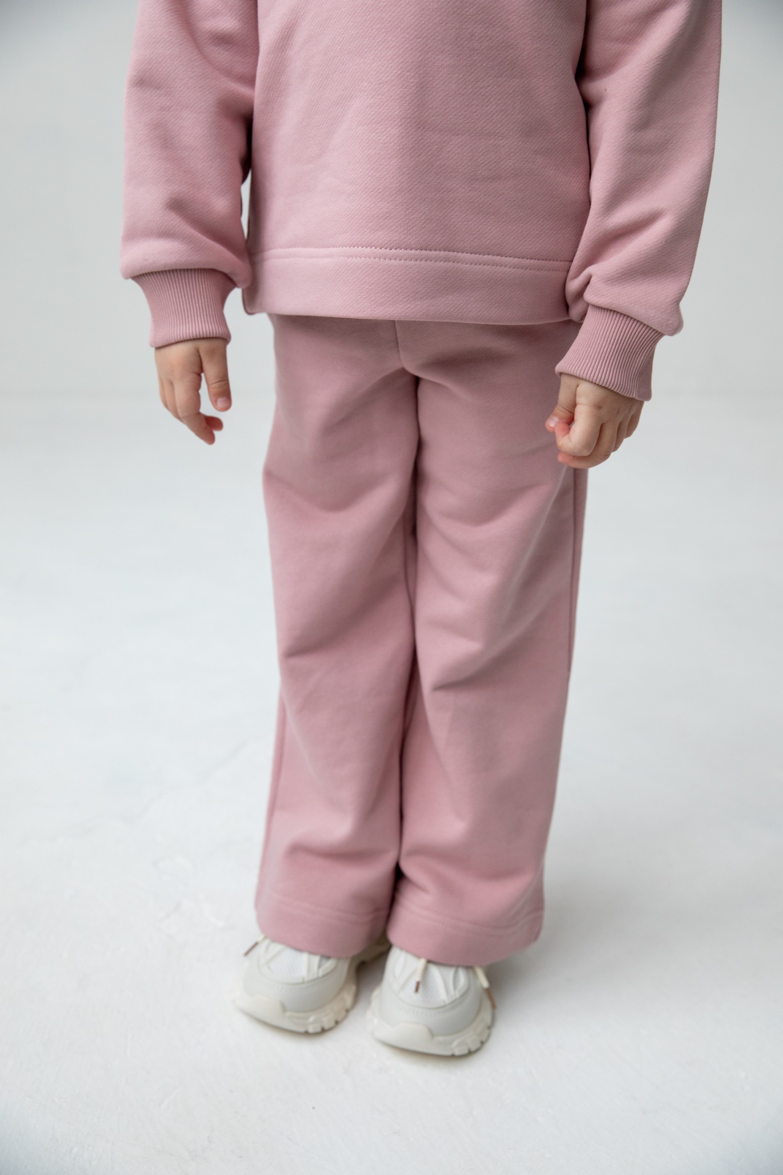 Костюм толстовка и прямые брюки