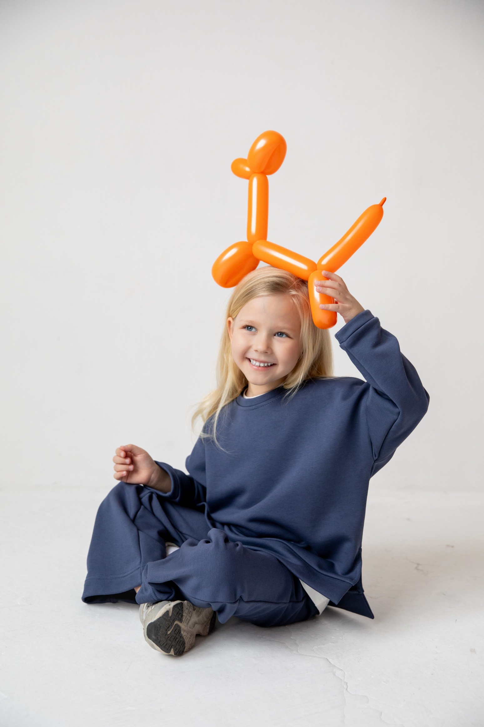 Костюм толстовка с разрезами и прямые брюки