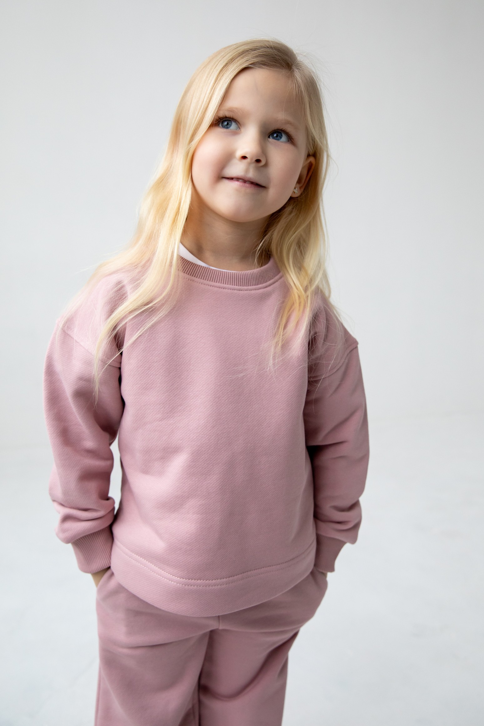 Костюм толстовка и прямые брюки