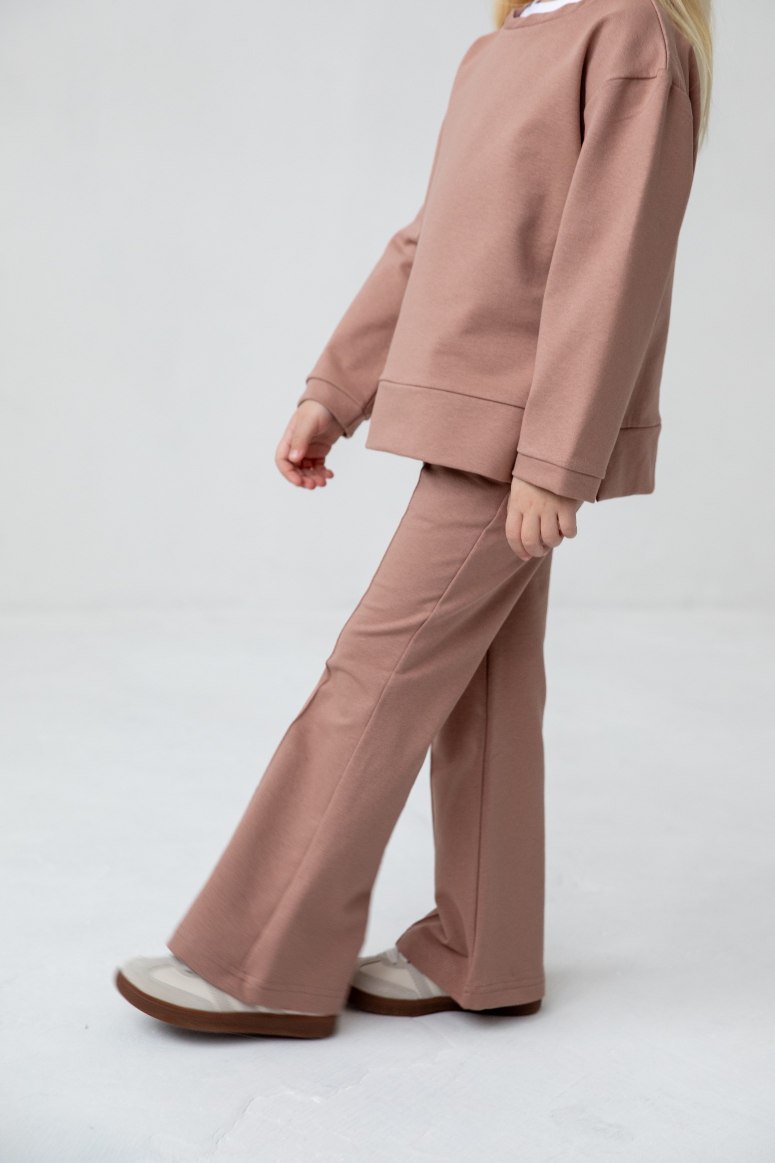 Комплект лонгслив с разрезами и брюки с декоративным швом