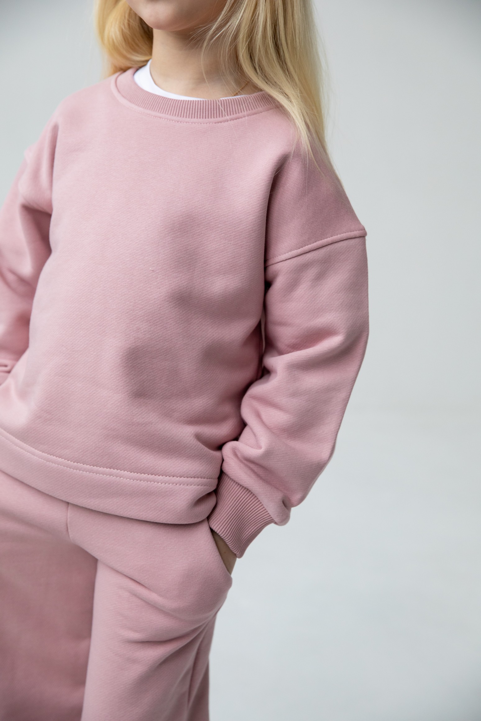 Костюм толстовка и прямые брюки