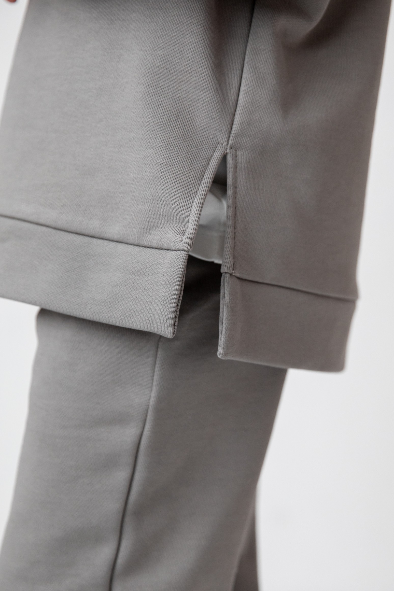 Костюм толстовка с разрезами и прямые брюки