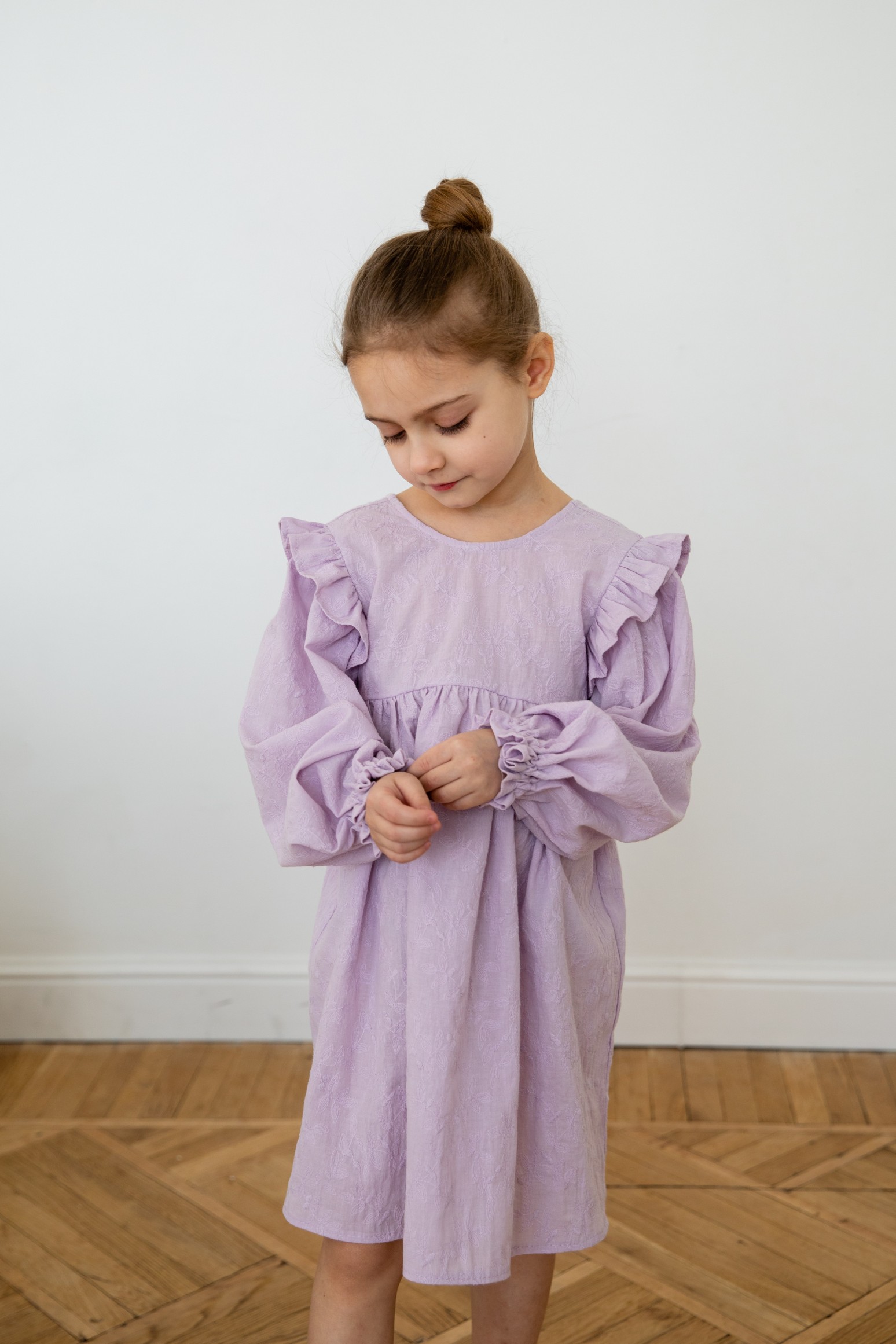 Платье из ткани с вышивкой