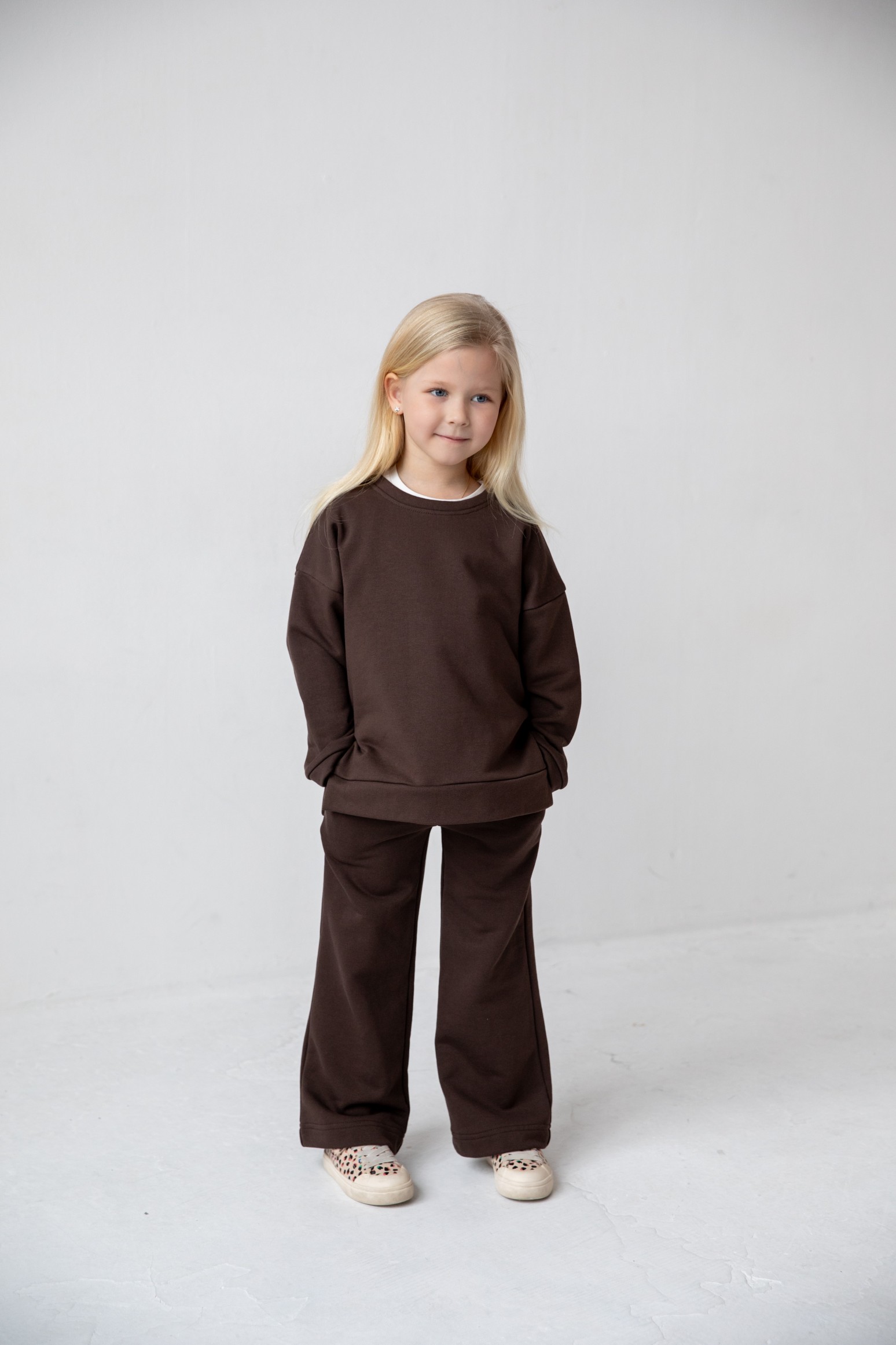 Костюм толстовка с разрезами и прямые брюки