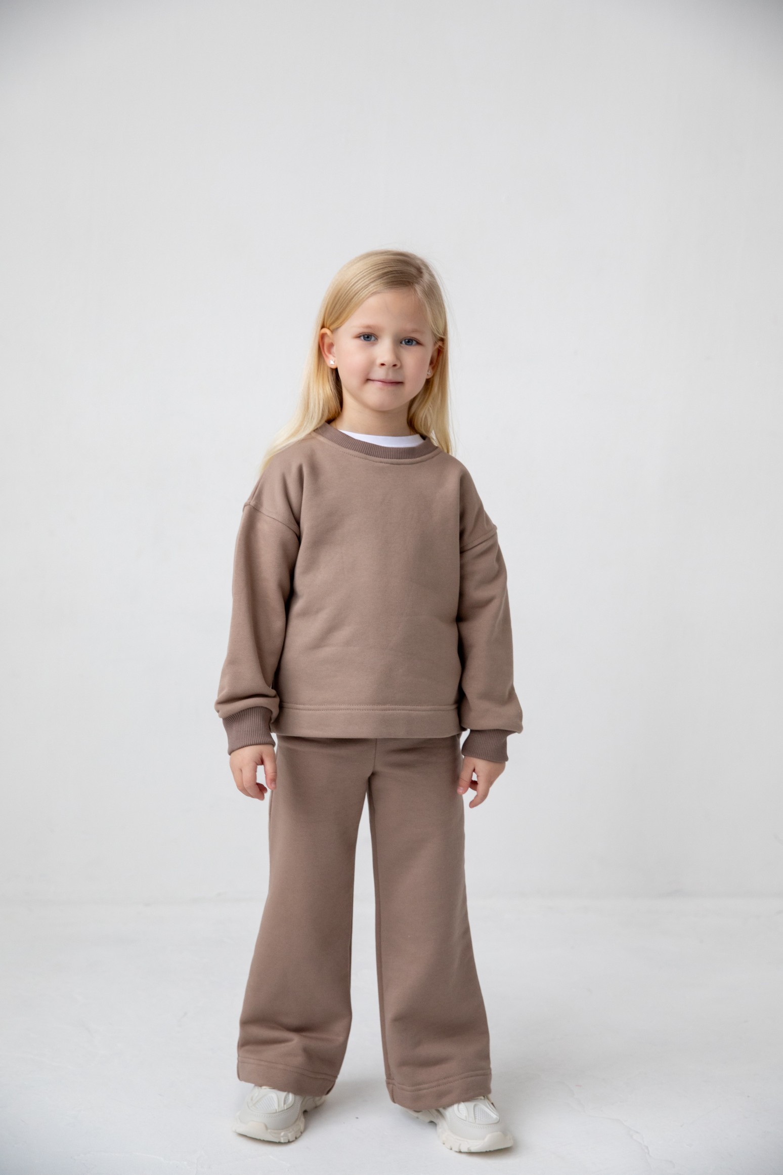 Костюм толстовка и прямые брюки