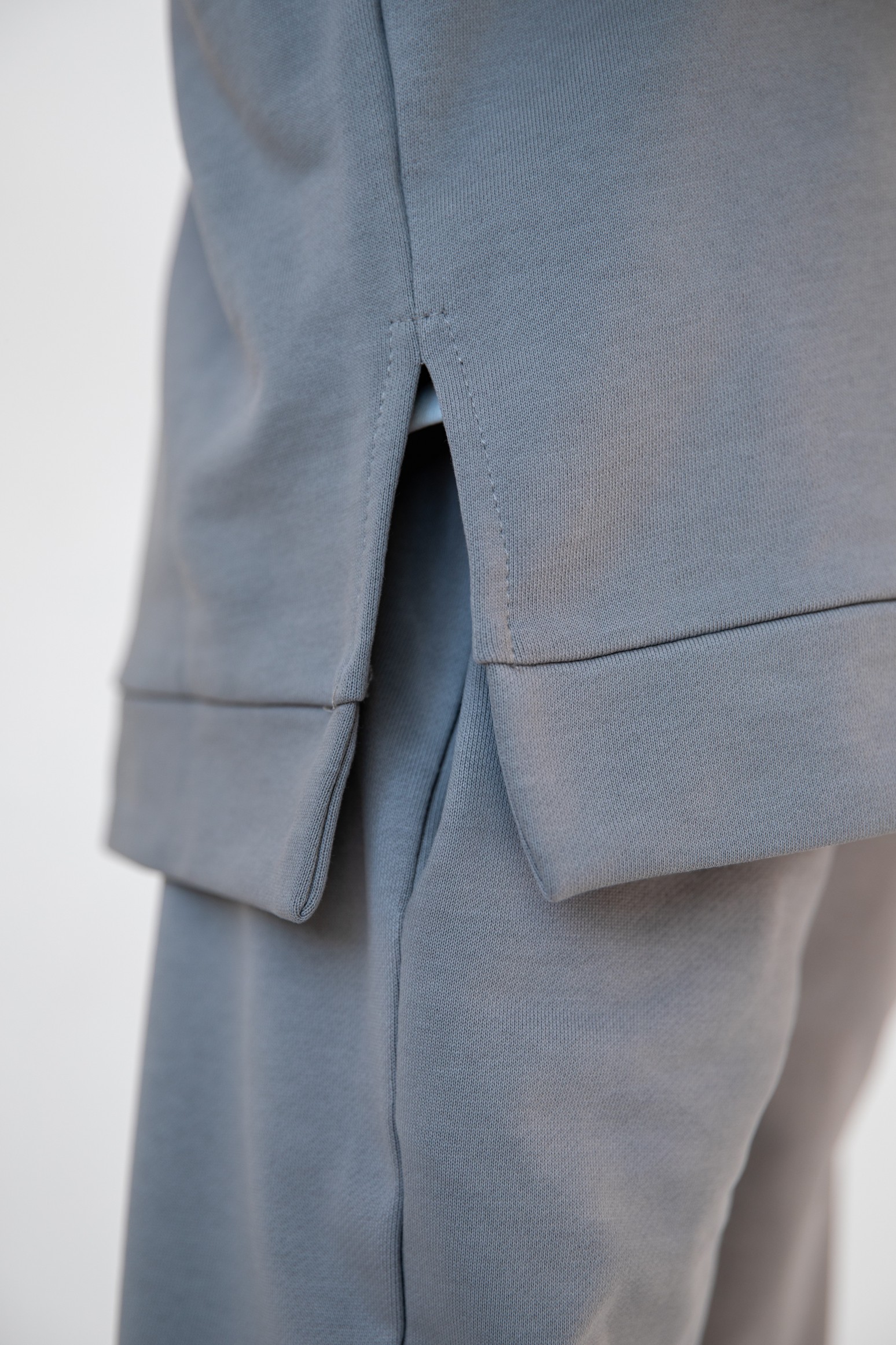 Костюм толстовка с разрезами и джогеры