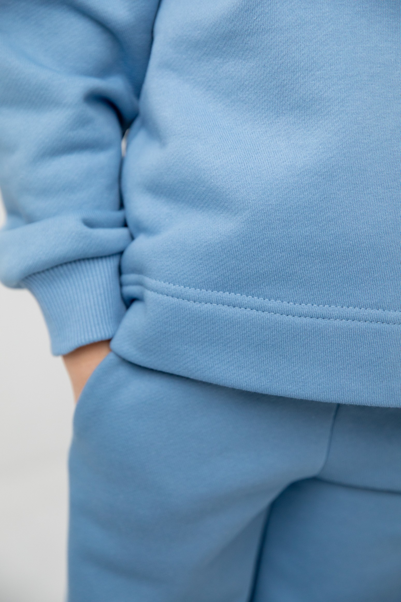 Костюм толстовка и прямые брюки