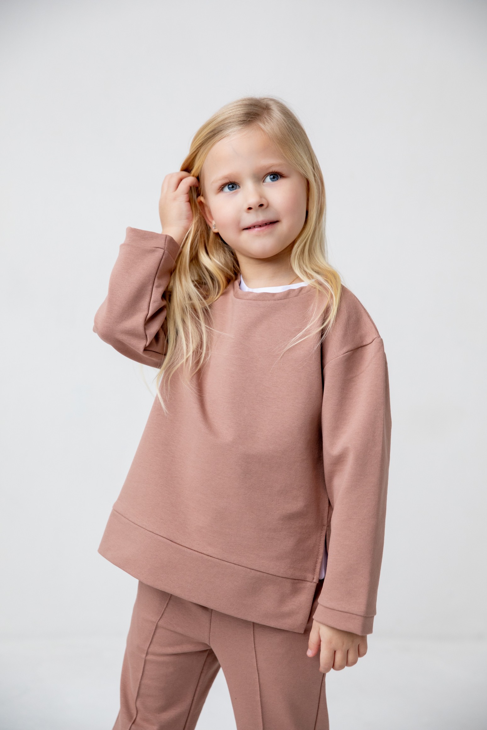 Комплект лонгслив с разрезами и брюки с декоративным швом