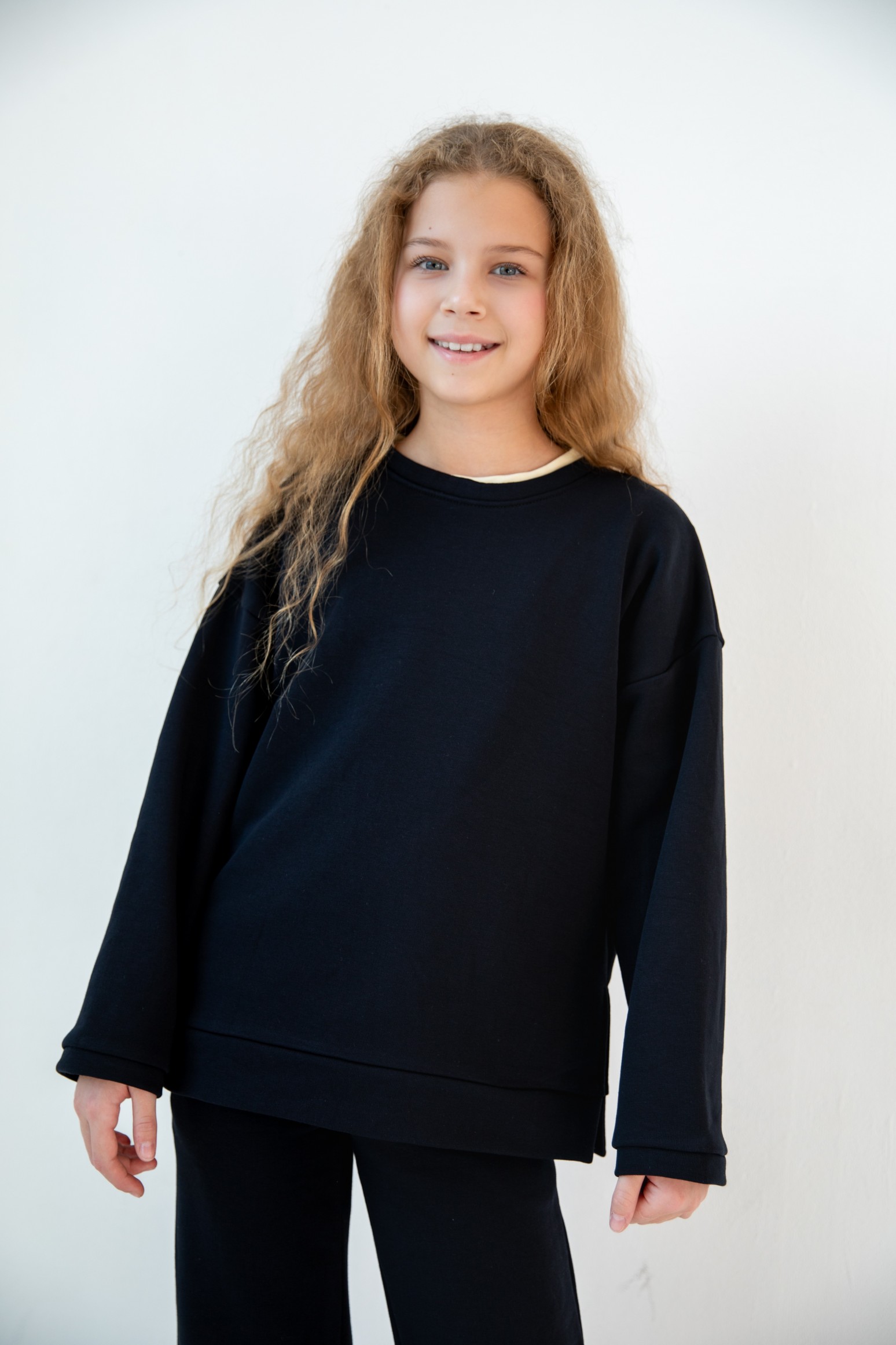 Костюм толстовка с разрезами и прямые брюки