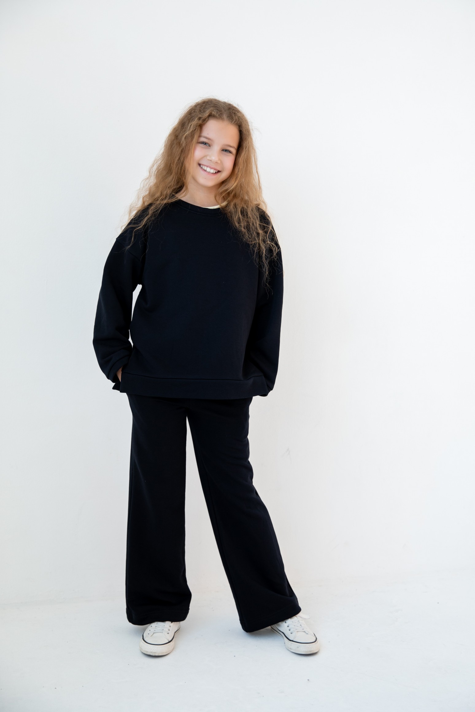 Костюм толстовка с разрезами и прямые брюки