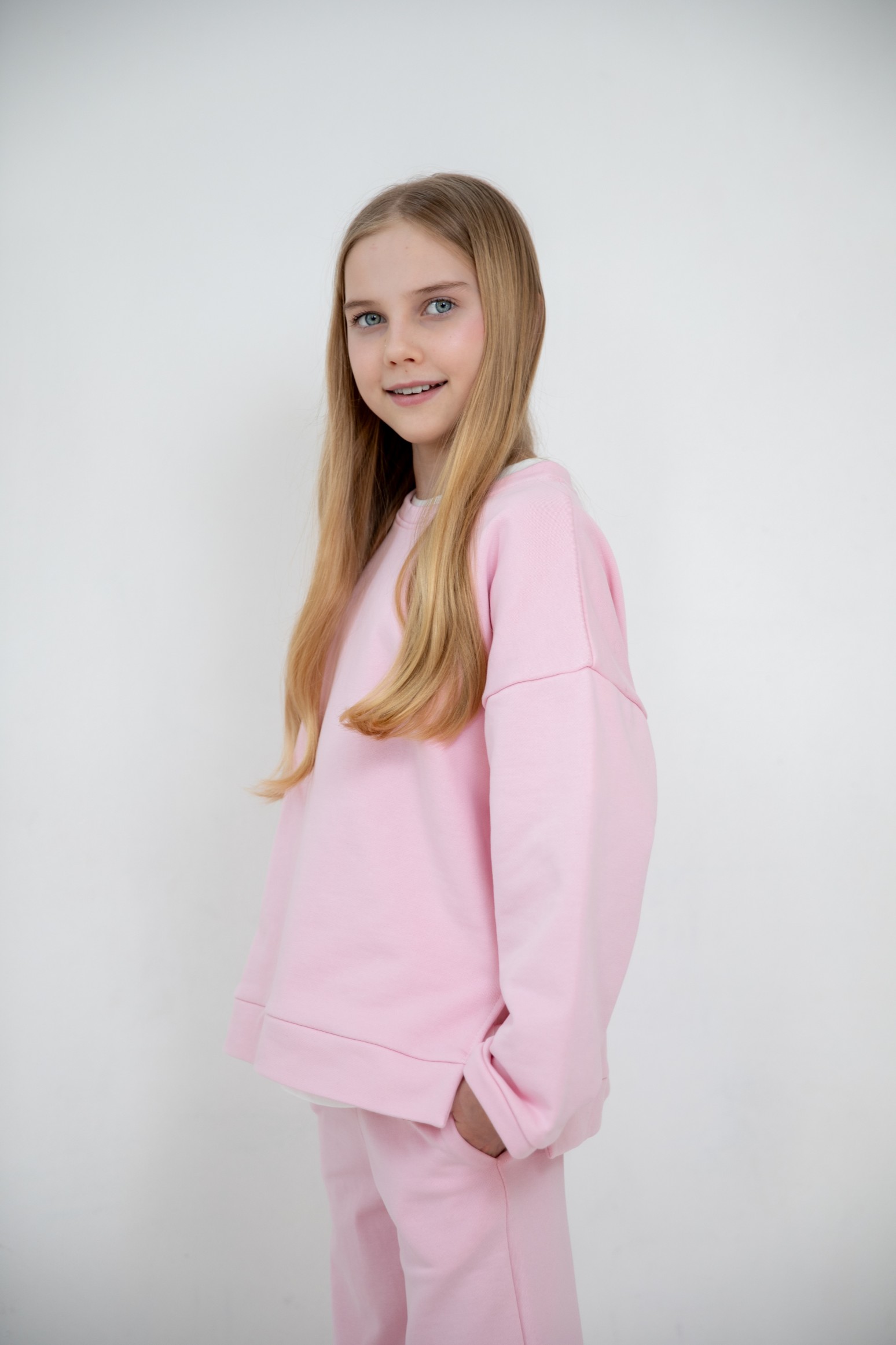 Костюм толстовка с разрезами и прямые брюки