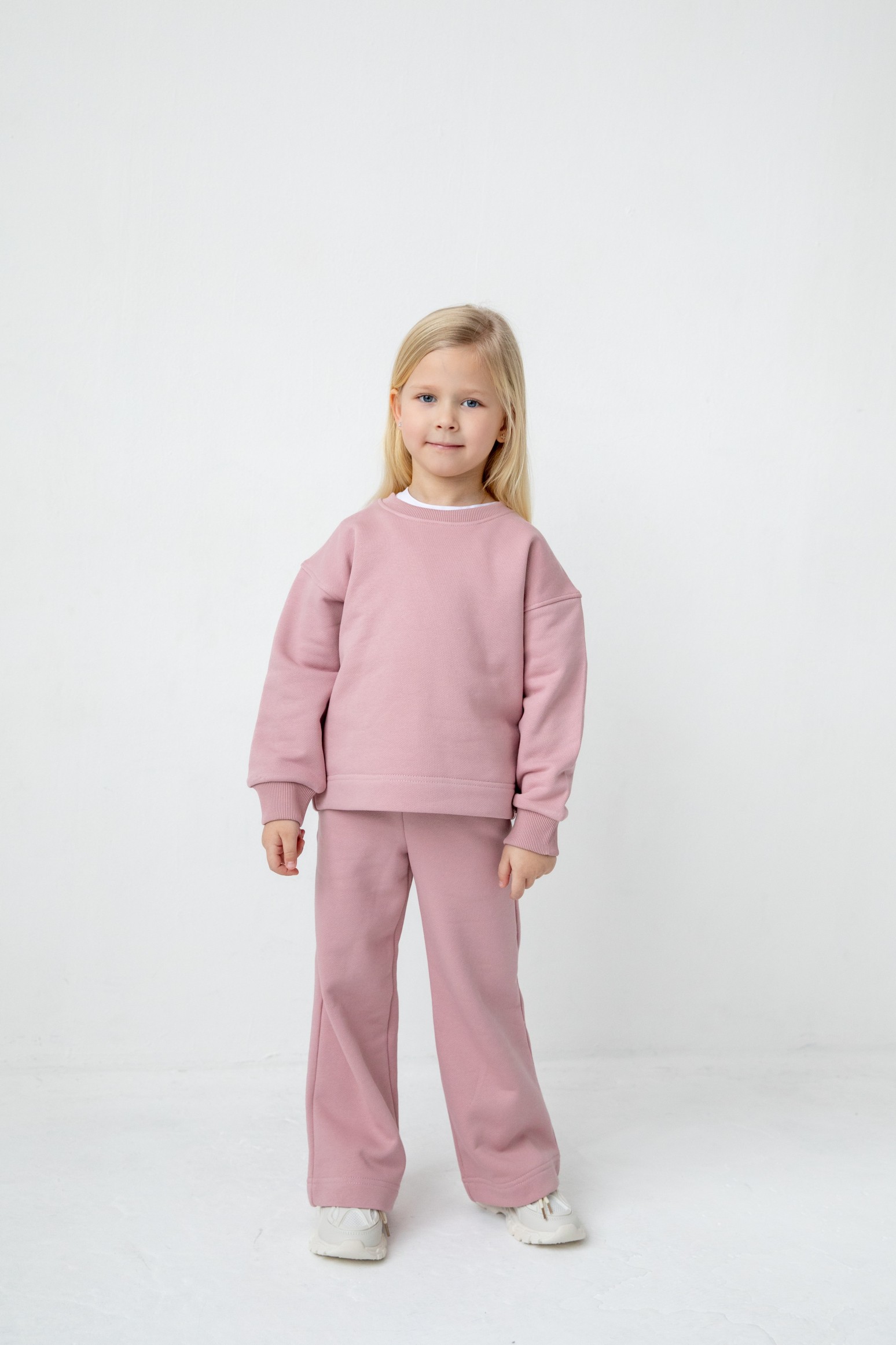 Костюм толстовка и прямые брюки