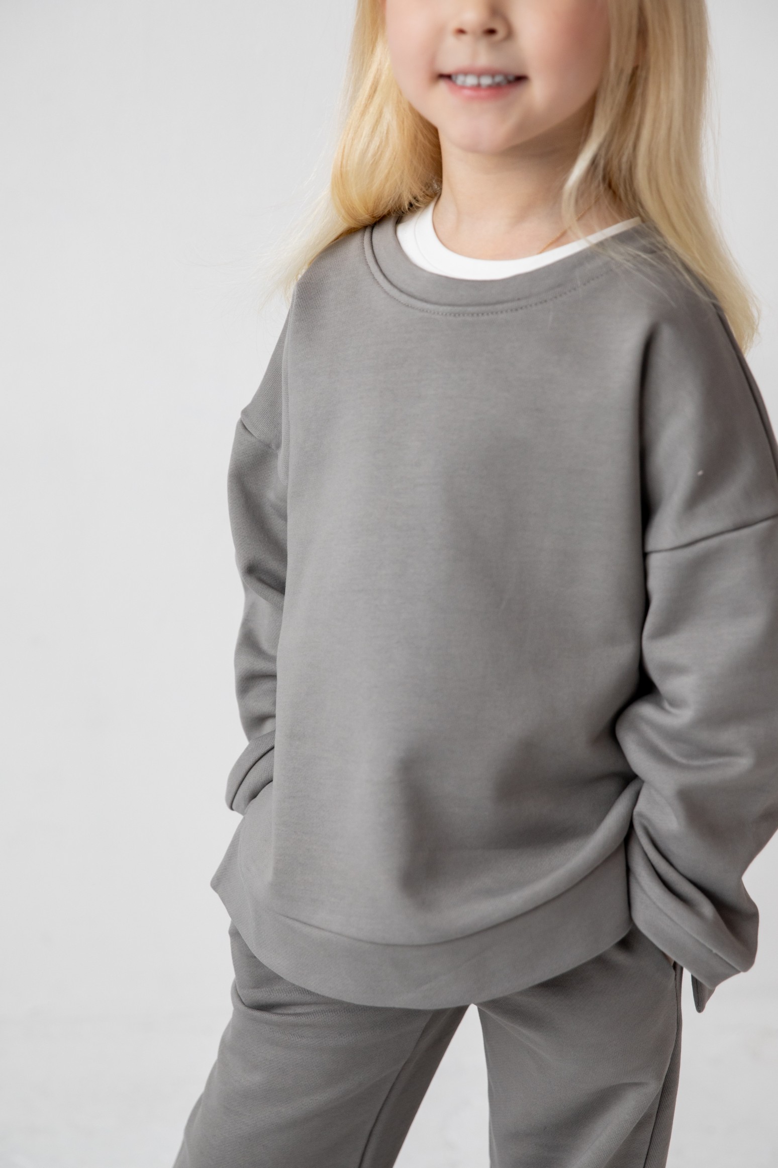 Костюм толстовка с разрезами и прямые брюки