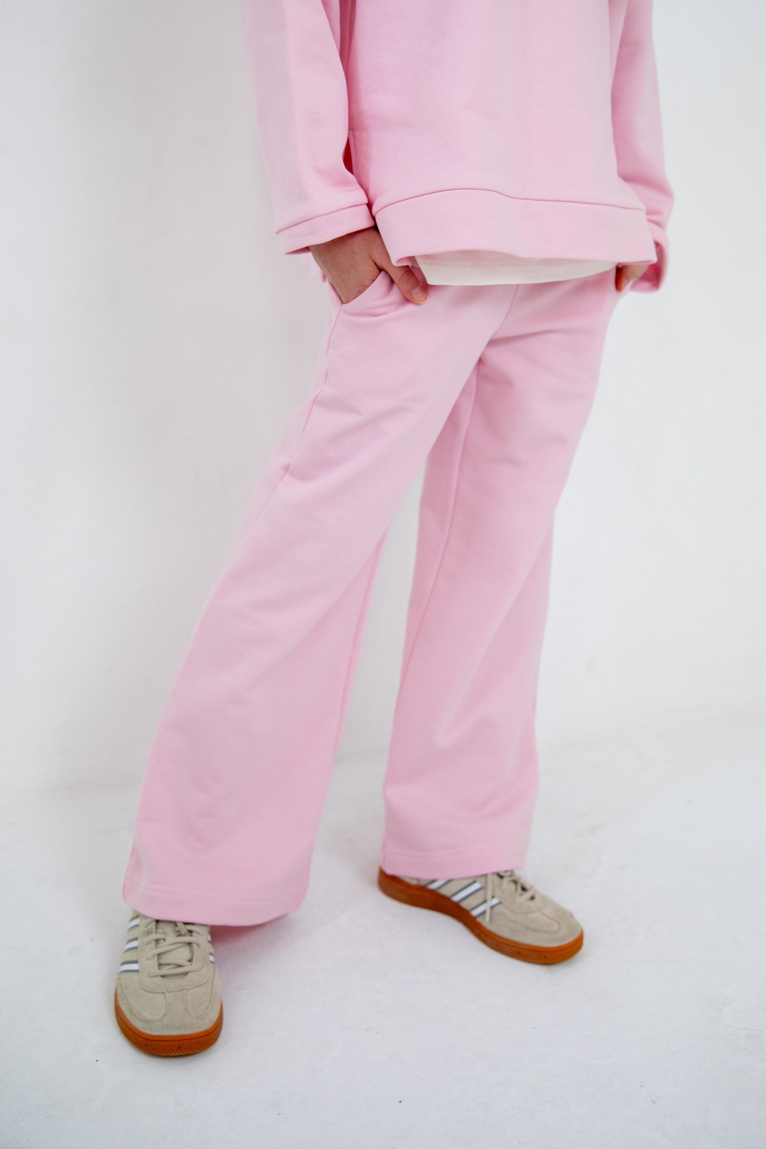 Костюм толстовка с разрезами и прямые брюки