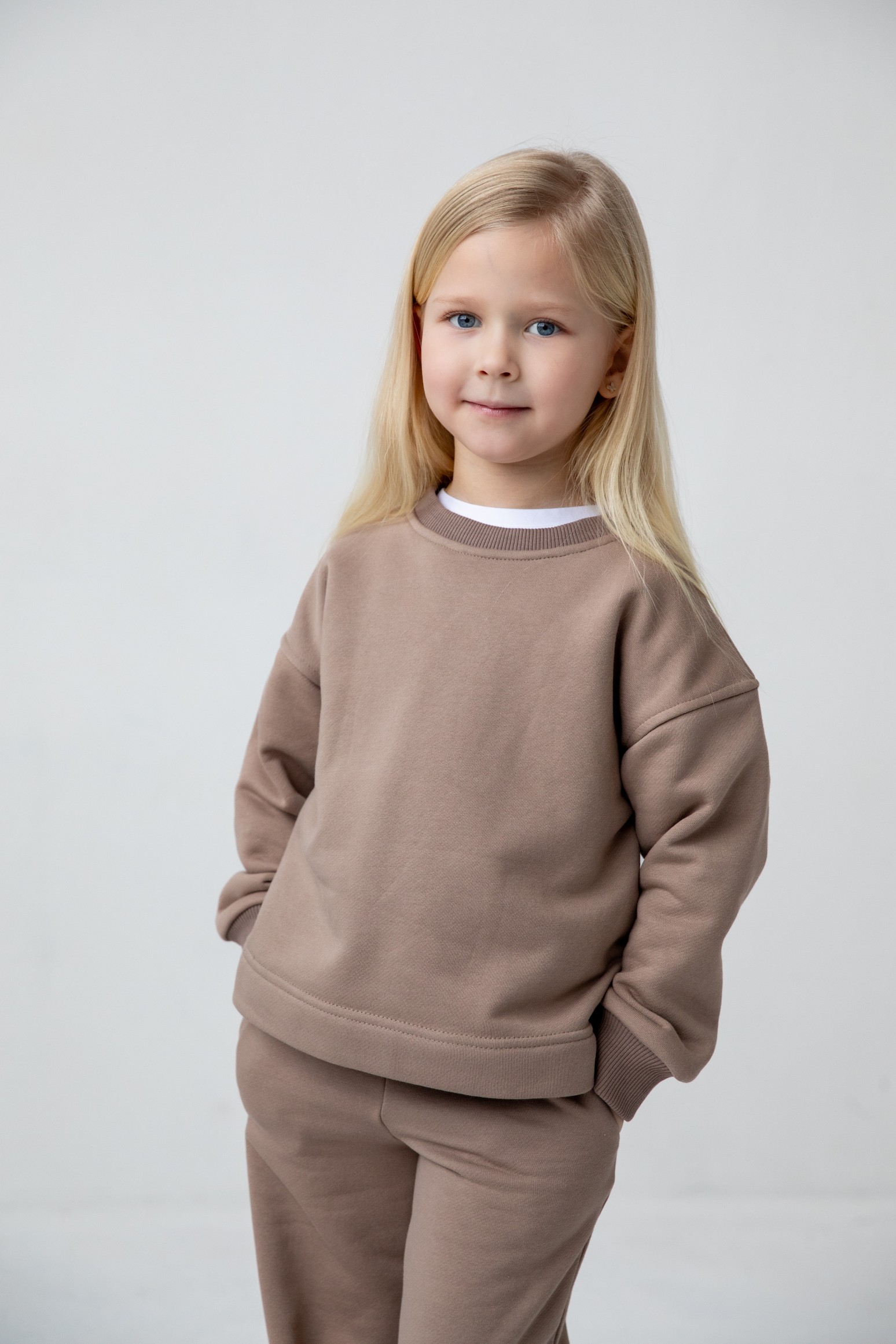 Костюм толстовка и прямые брюки