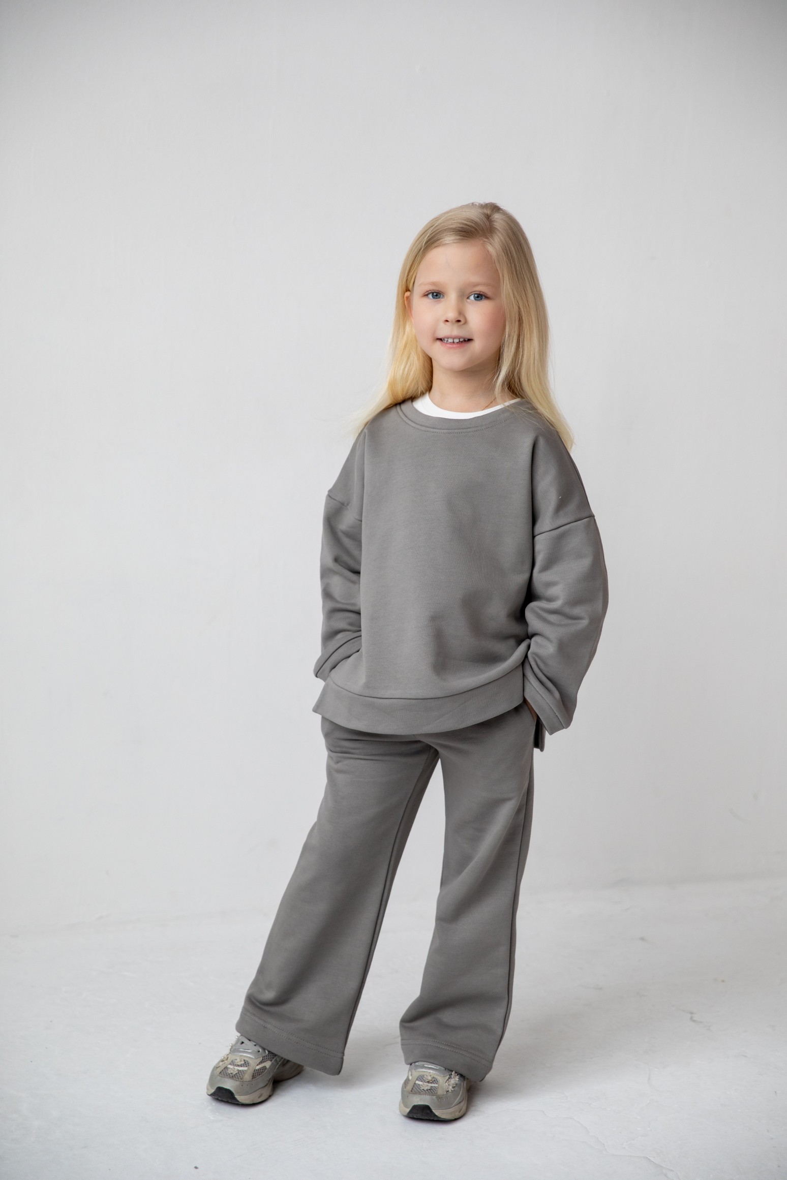 Костюм толстовка с разрезами и прямые брюки