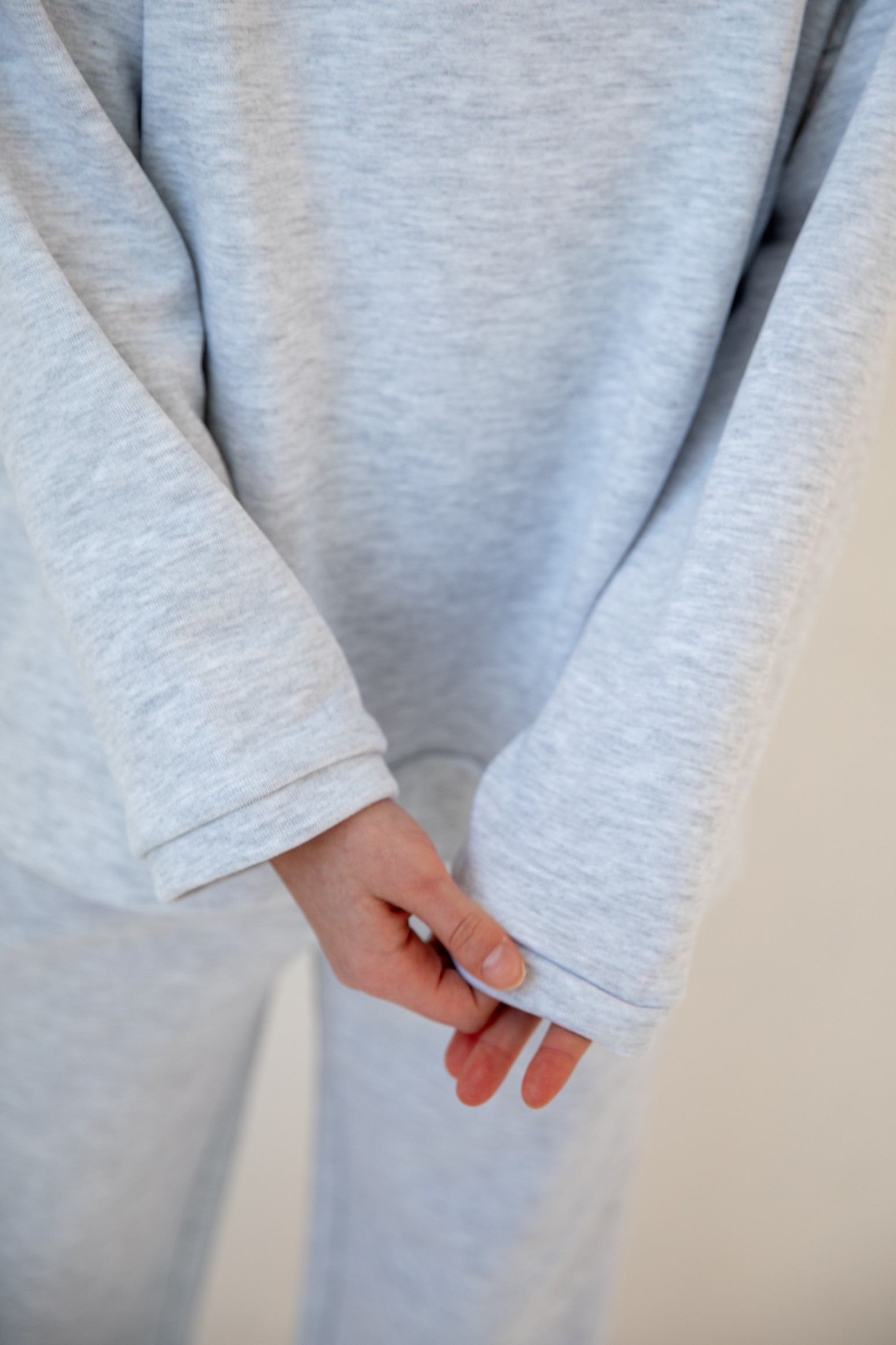 Костюм толстовка с разрезами и прямые брюки