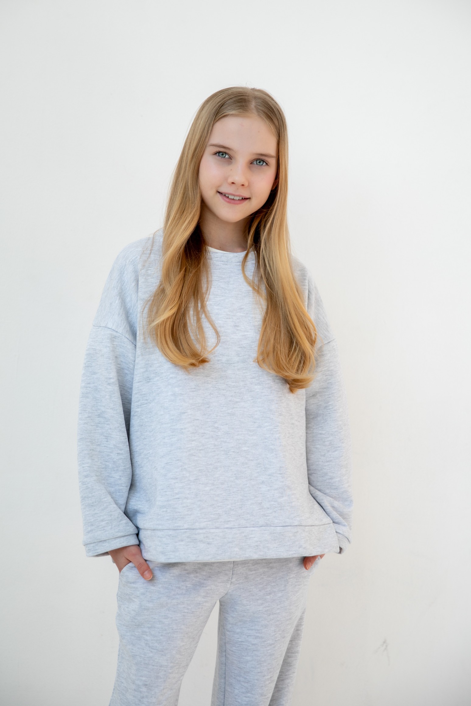 Костюм толстовка с разрезами и прямые брюки