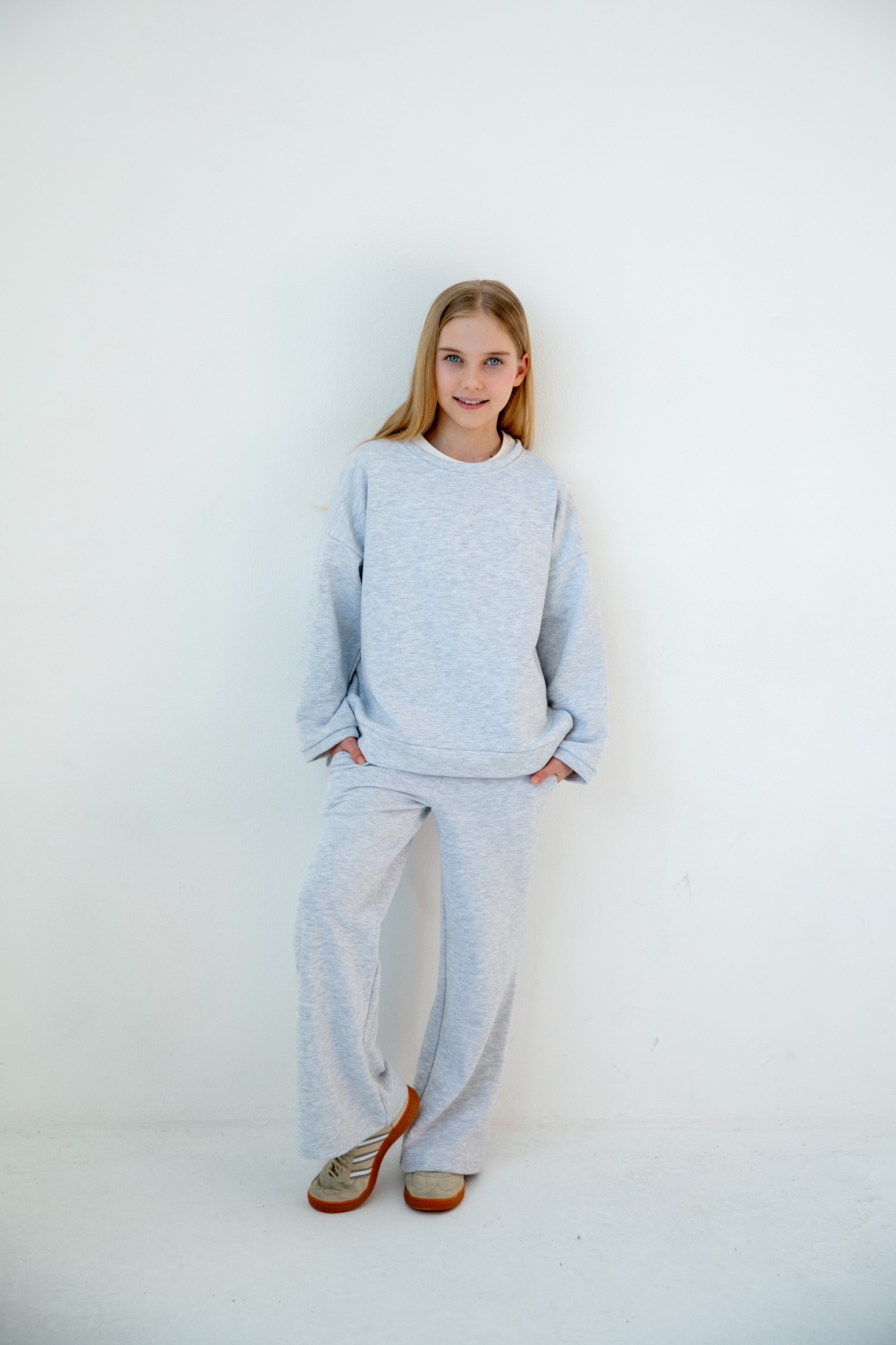 Костюм толстовка с разрезами и прямые брюки