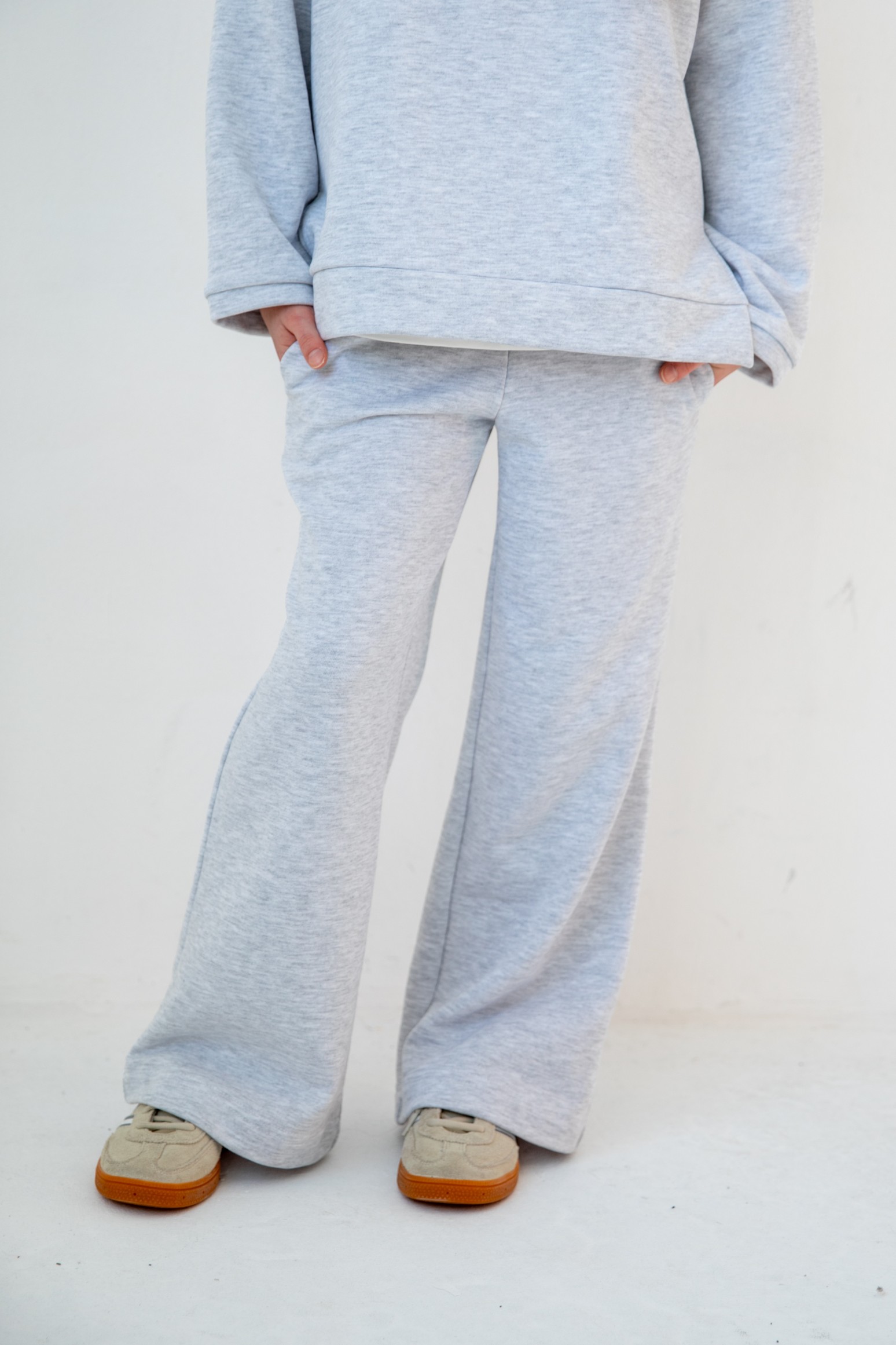 Костюм толстовка с разрезами и прямые брюки