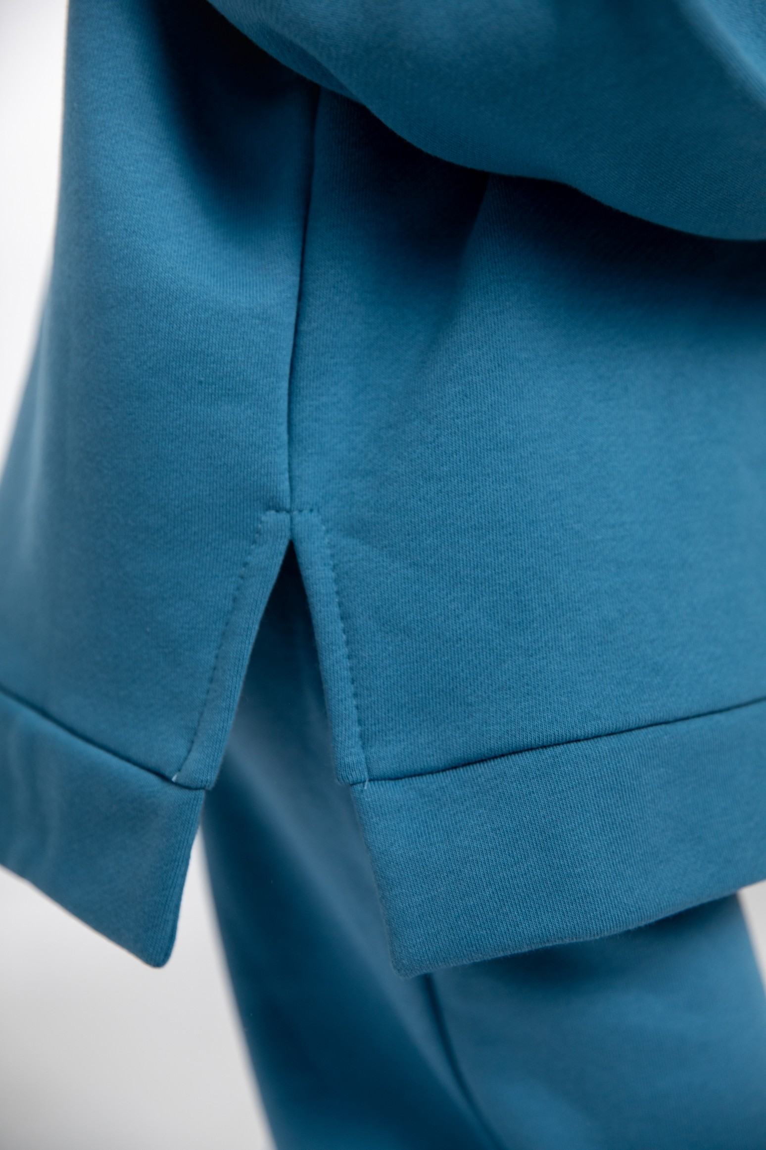 Костюм толстовка с разрезами и джогеры