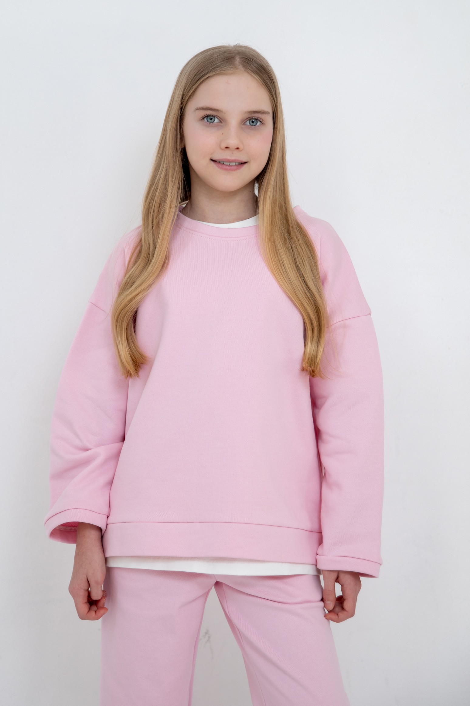 Костюм толстовка с разрезами и прямые брюки