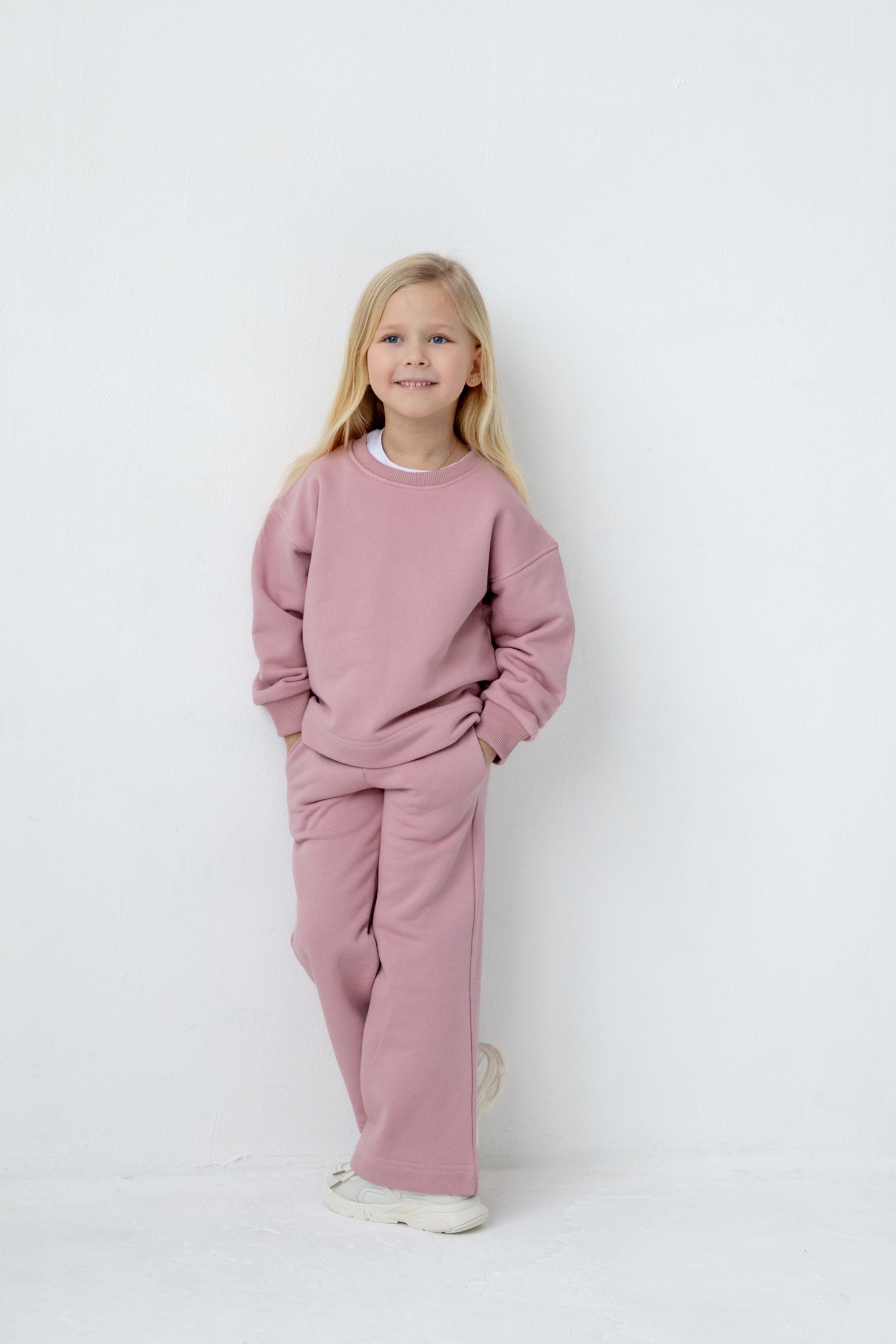 Костюм толстовка и прямые брюки