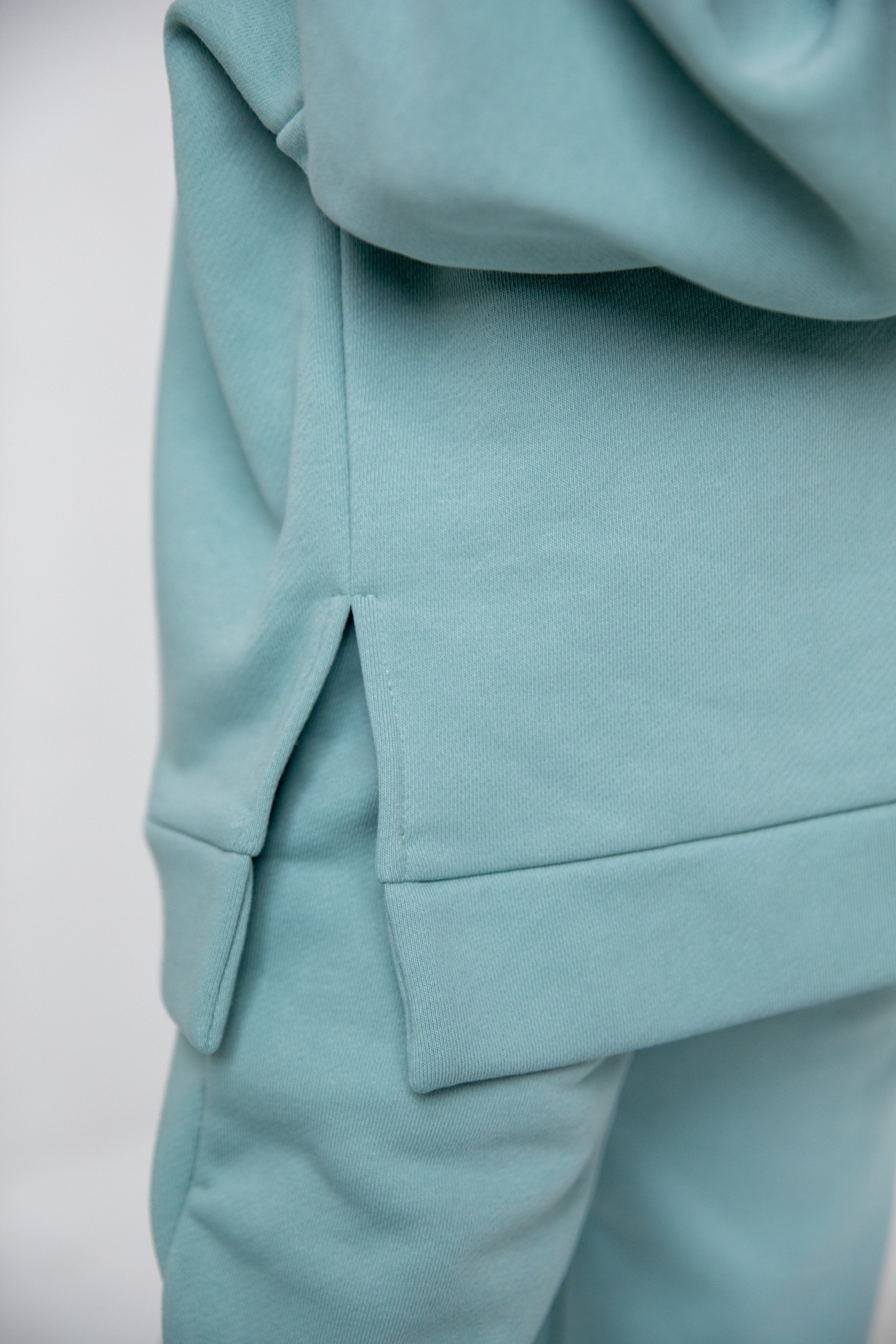 Костюм толстовка с разрезами и джогеры