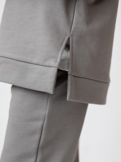 Костюм толстовка с разрезами и прямые брюки