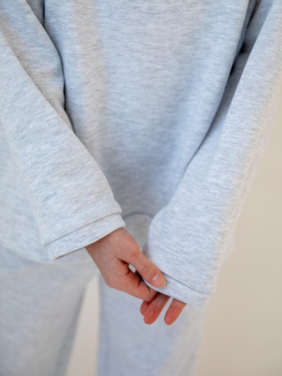 Костюм толстовка с разрезами и прямые брюки